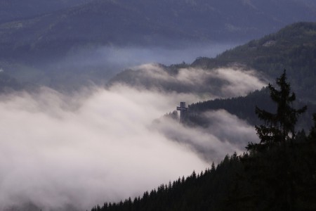Blick von unserem Wald hinunter ins Veitscher Tal mit dem Pilgerkreuz